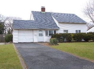 36 Rosewood Ln, Wantagh, NY 11793