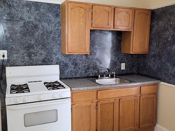 3rd image of 5562 Spruce St Floor 1