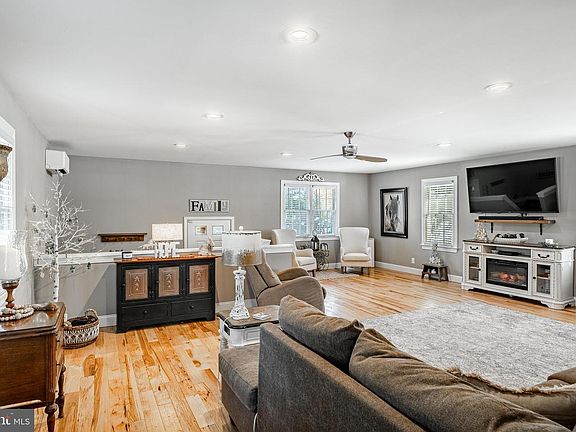 3rd image of 401 Marshall Rd