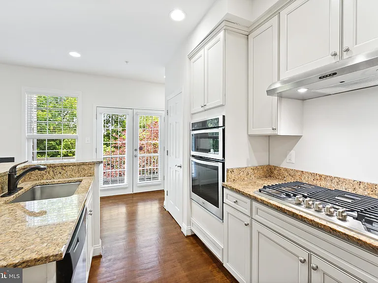 8342 Broderick Cir — Photo 18