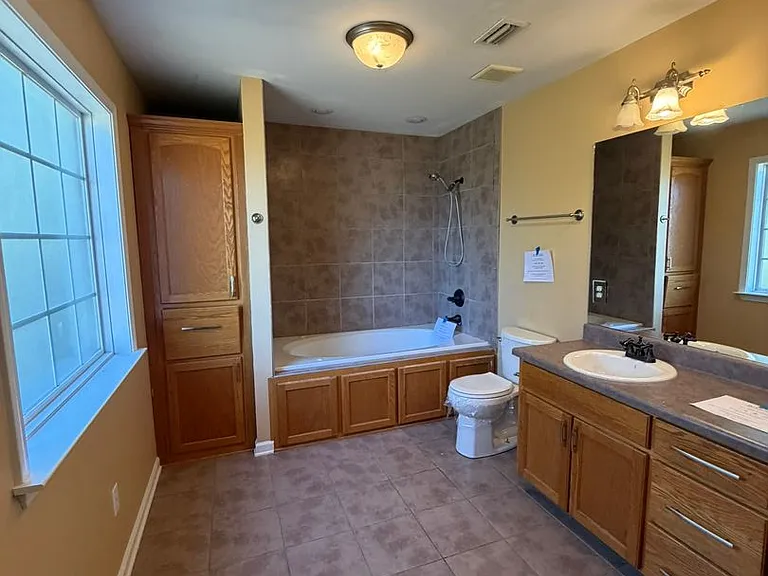511 W Watts St — Photo 23