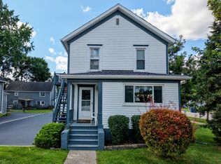21 Washington St #2, Algonquin, IL 60102