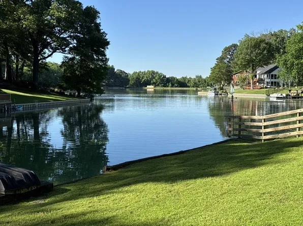 90 Viking Dr, Cordova, TN 38018