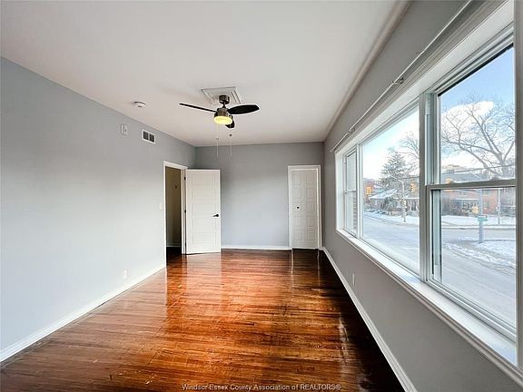 3rd image of 220 Erie St W
