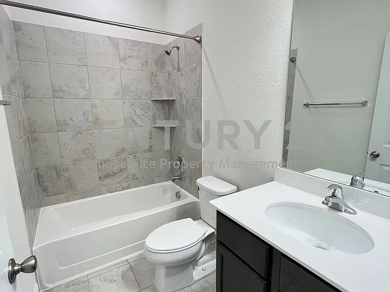 2605 Warren Ln — Photo 4