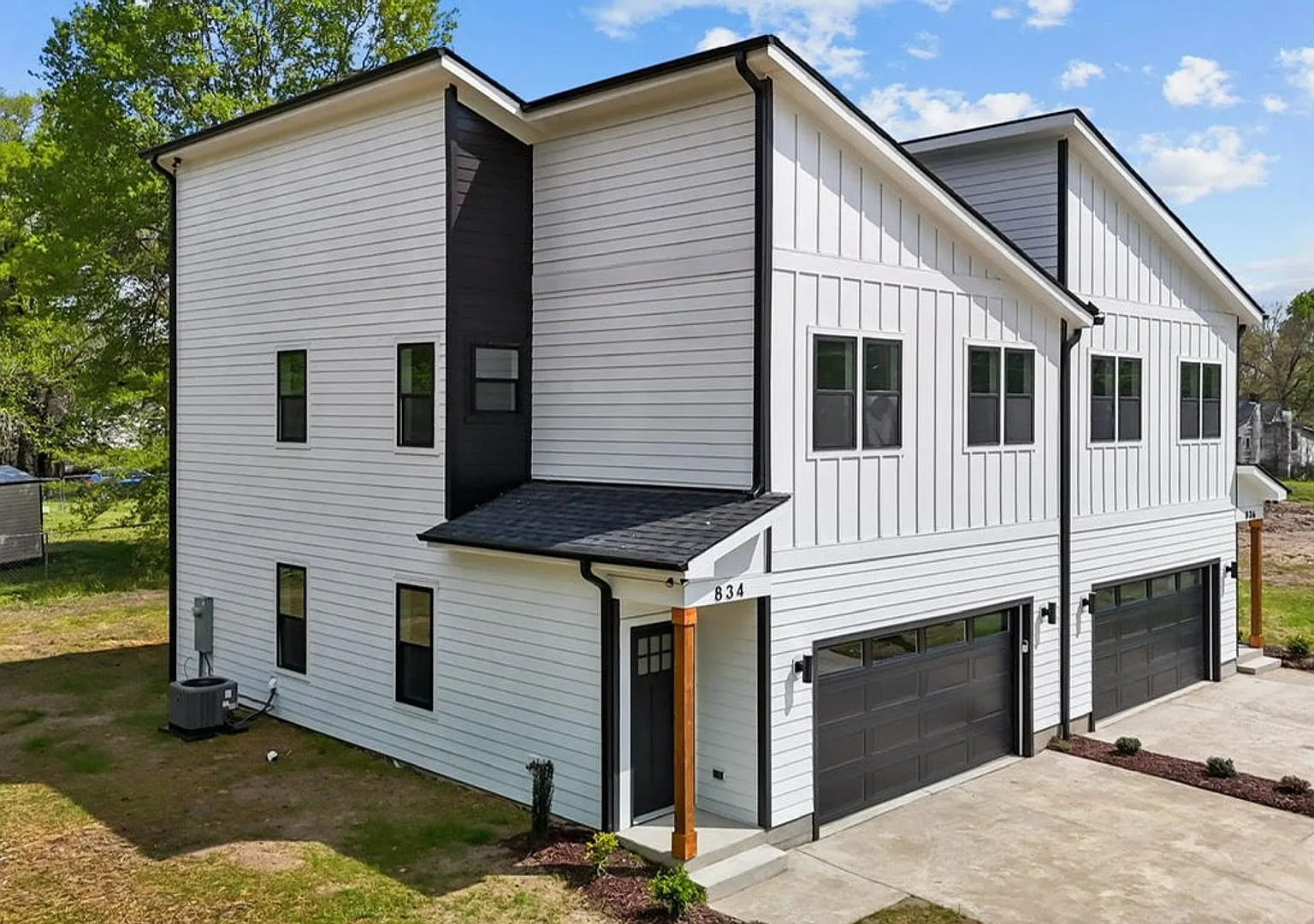 Elegant Townhome with private balcony — Photo 2