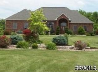 14 Eastway Ct, Maryville, IL 62062
