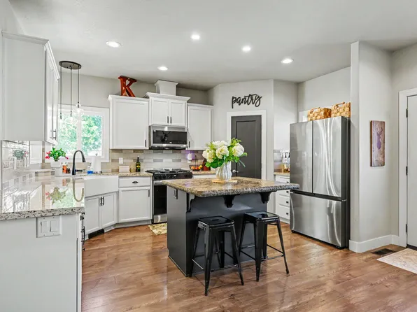 1043 Sandoz St, Central Pt, OR 97502