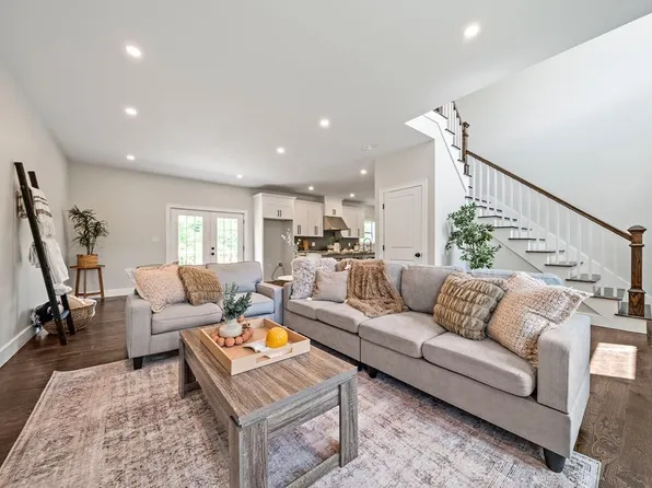 28 Heritage Ct, Brockton, MA 02302