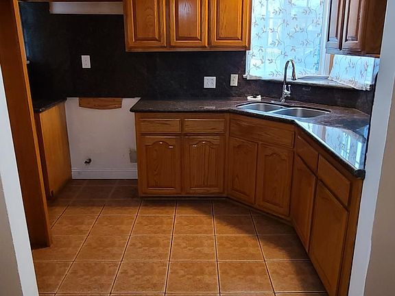 4th image of 4610 E 53rd St