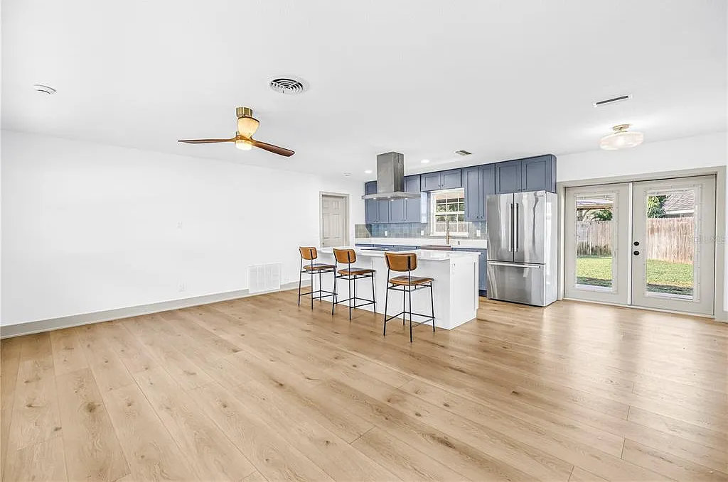 3 bed, 2.0 bath, 1230 sqft, $4,300 — Photo 4