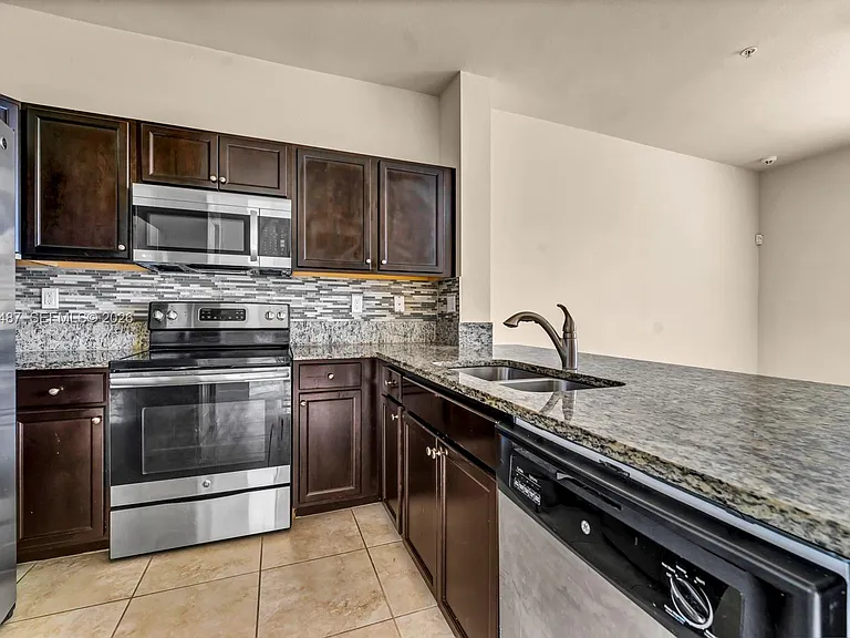 134 SE 28th Ter #20 — Photo 3