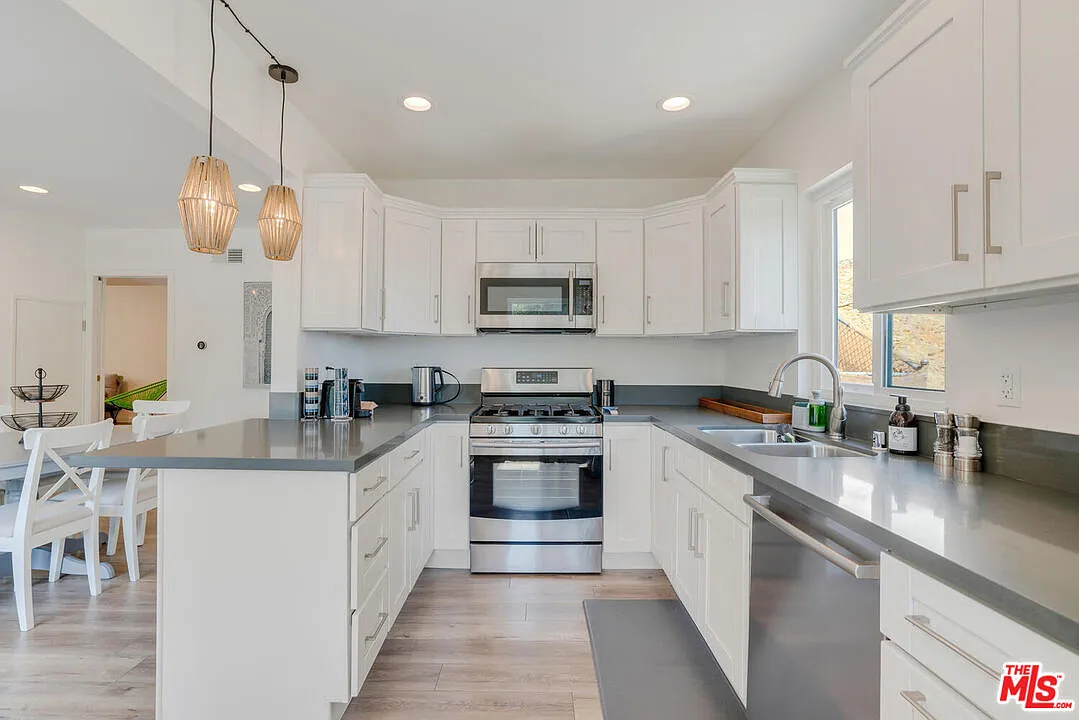 3 bed, 3.0 bath, 1868 sqft, $5,900 — Photo 4