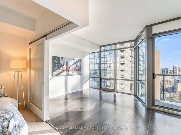 832 Bay St #2307, Toronto, ON M5S 1Z6