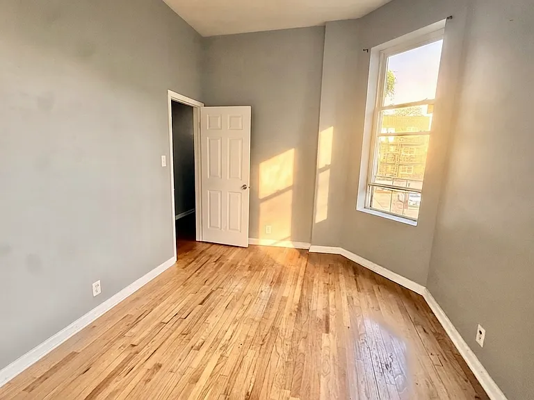 Grand Bedroom | Can fit up to a King size bed