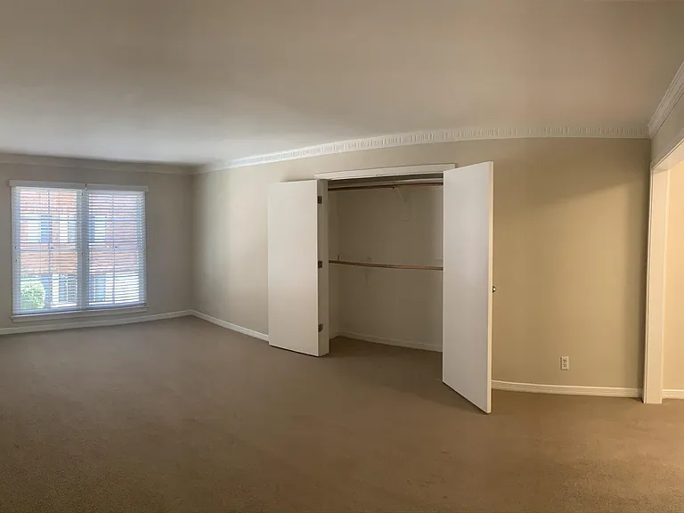Lindbrook Manor Apartments — Photo 82