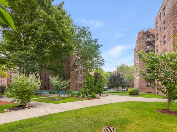 2229 Knapp Street image 1 of 15