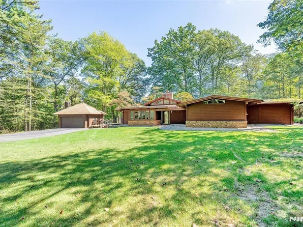 5 Carnot Ave, Woodcliff Lake, NJ 07677