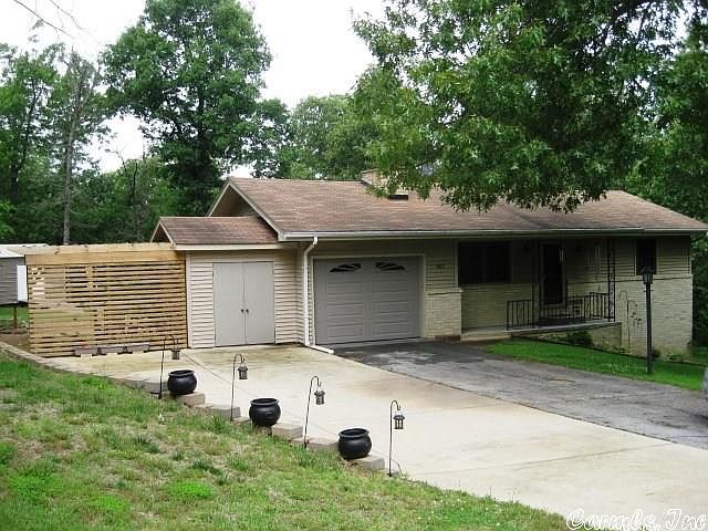 1st image of 807 N Pony Ln