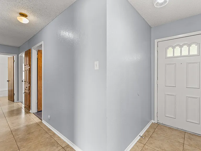 228 Laredo Dr — Photo 2