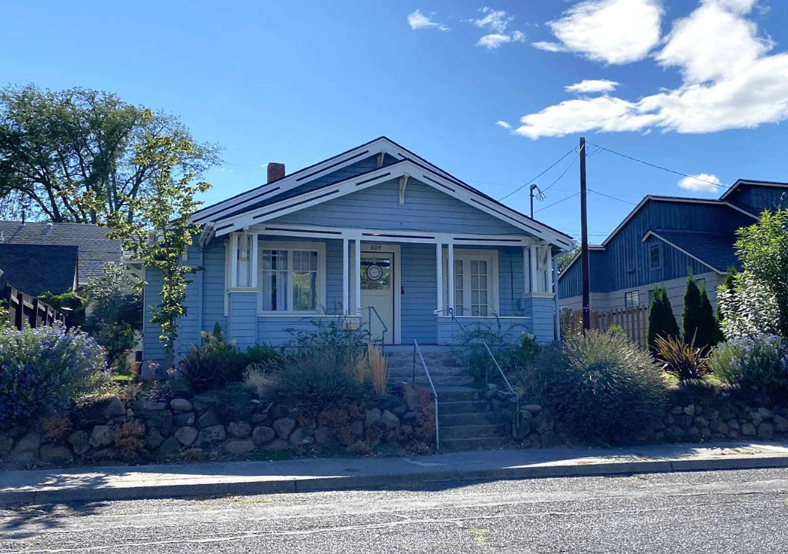 Craftsman Bungalow with Utilities — Photo 2