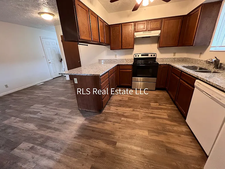 1572 E Hidden Valley Rd — Photo 3