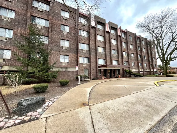 8455 W Leland Ave Unit 204, Chicago, IL 60656