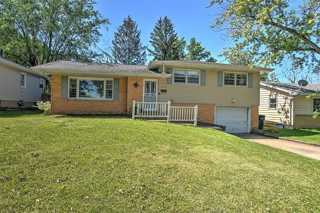 2279 W Grandview Dr photo 1