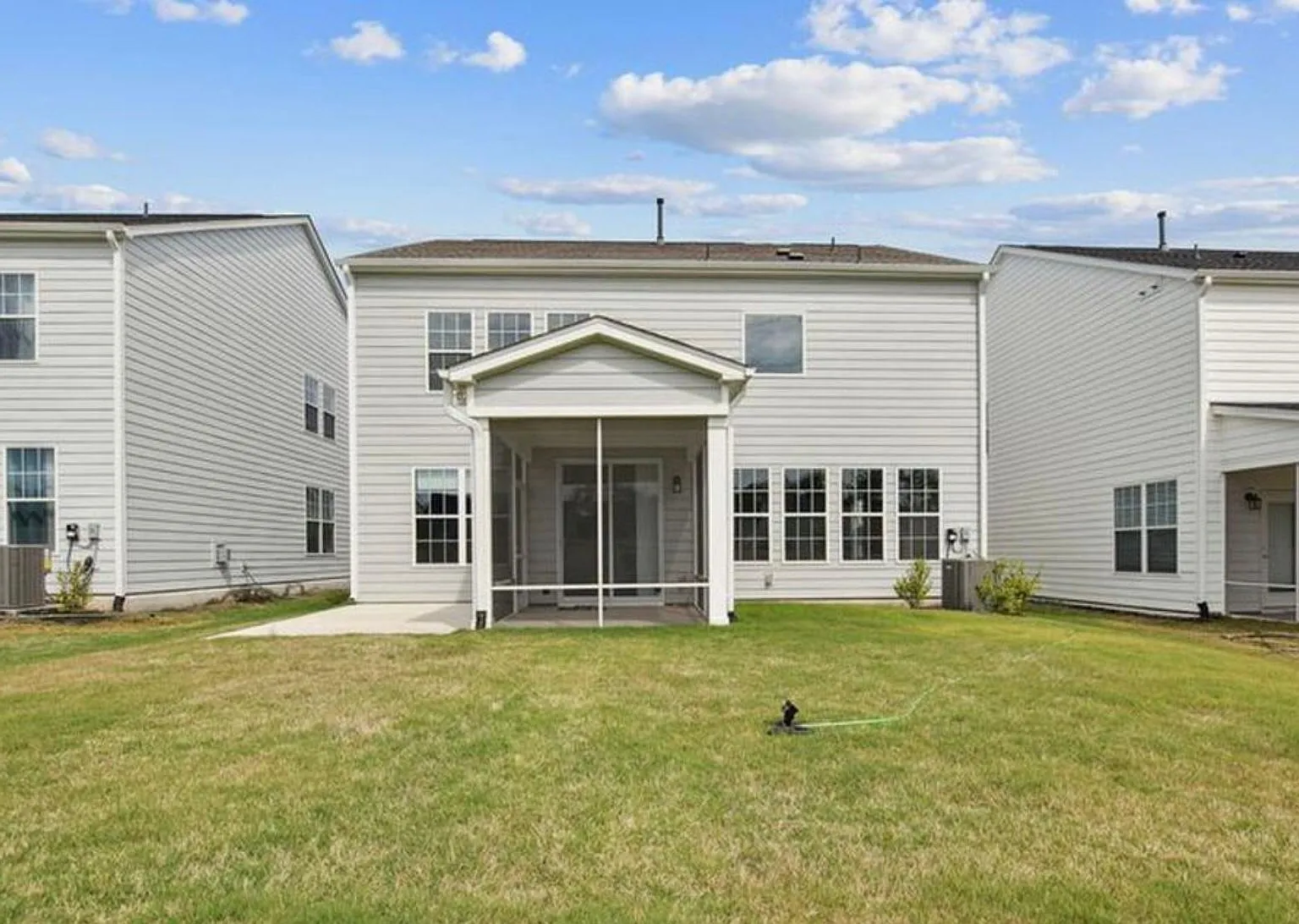 5 bed, 3000 sqft, $3,199 — Photo 2
