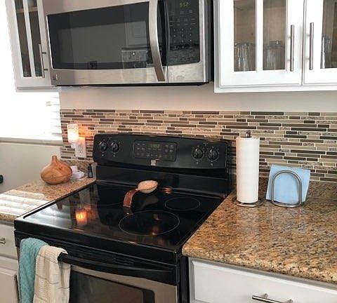 3rd image of 11470 Moorpark St APT 4