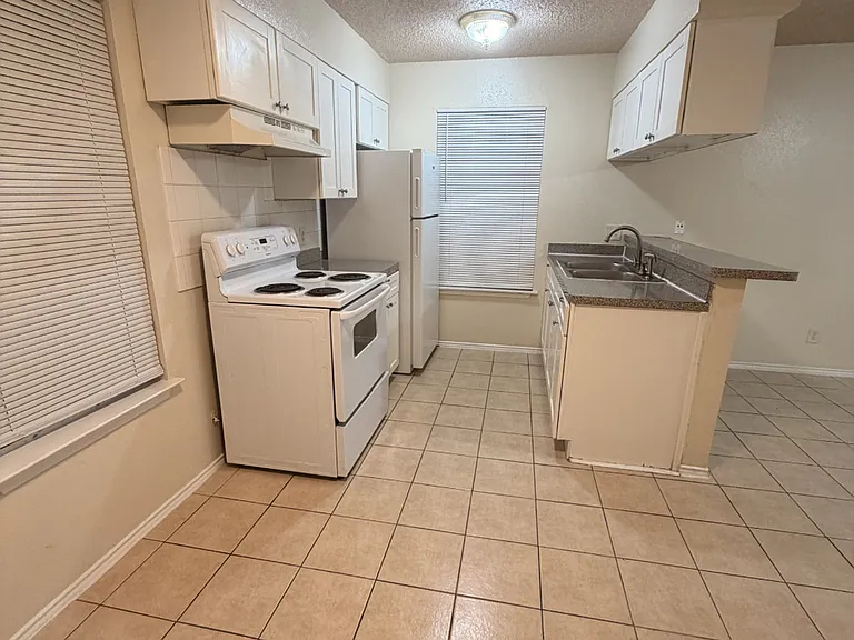810 W Olmos Dr — Photo 9