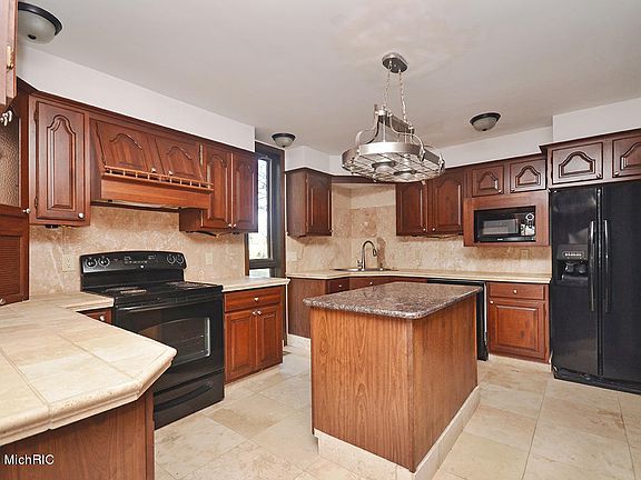 5th image of 3829 Glengarry Ave