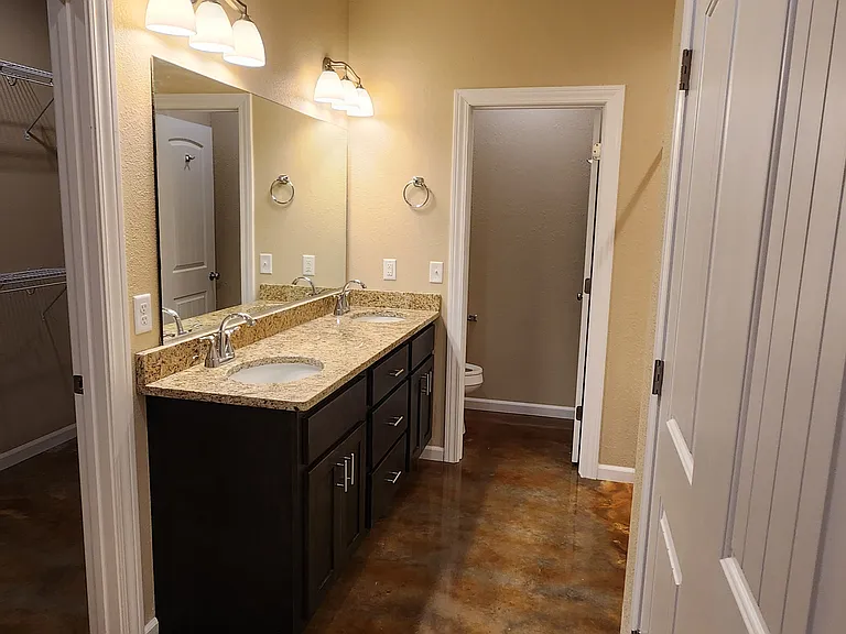 2203 Everett Dr — Photo 7