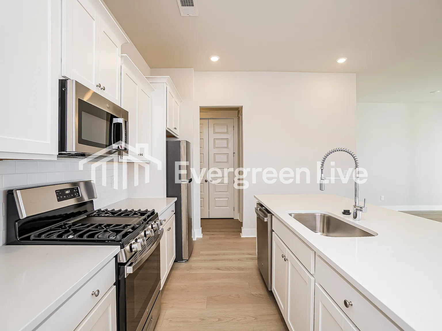4 bed, 3.0 bath, 2075 sqft, $2,345 — Photo 4