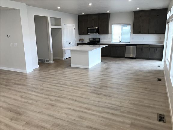 5th image of 2641 N Drexler Dr