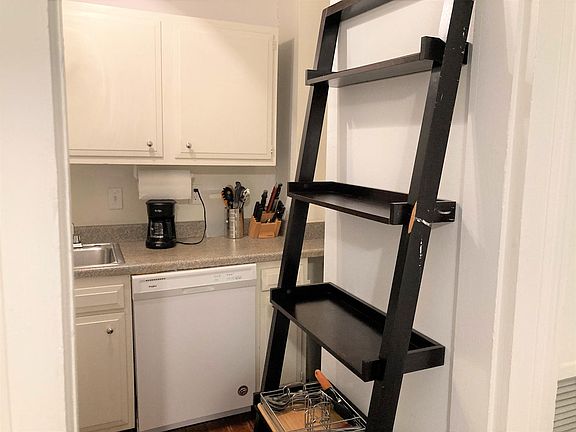 4th image of 1124 Toledano St