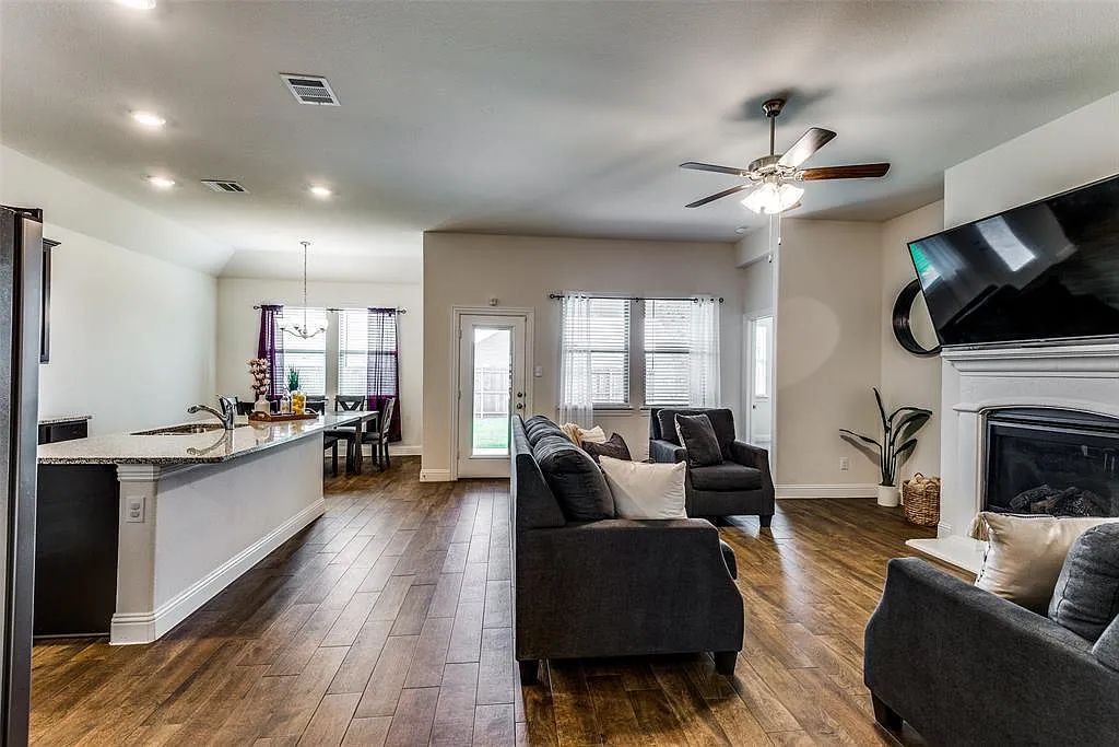 4 bed, 1824 sqft, $2,275 — Photo 4