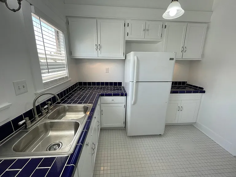 735 W 4th St — Photo 21