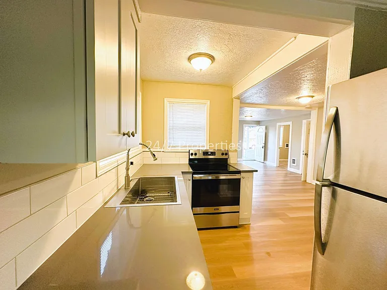 860 Shipping St NE — Photo 9