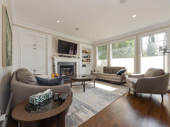 3rd image of 8 Lauralcrest Pl