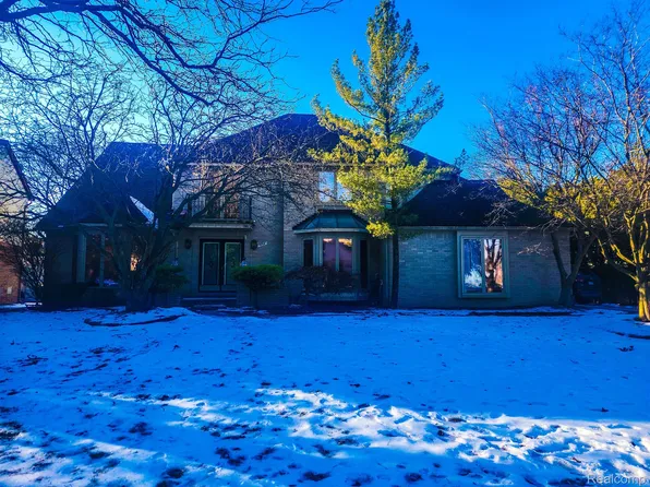 265 Avalanche Dr, Rochester Hills, MI 48309