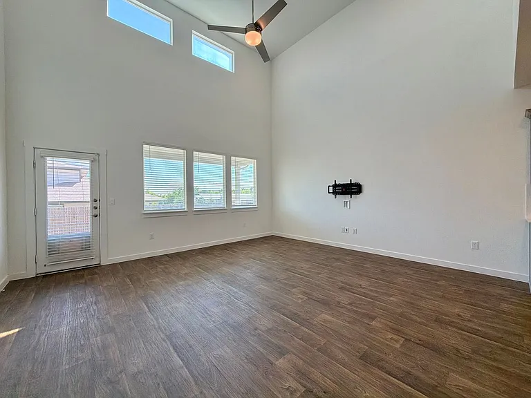 2901 Louris Ln — Photo 3