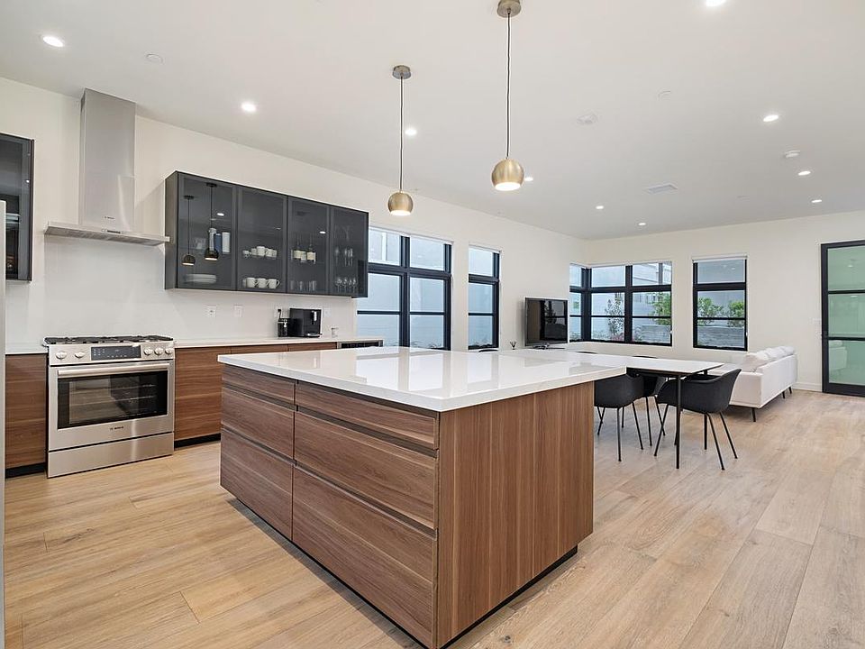 1st image of 822 S Plymouth Blvd #4