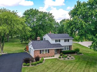 19500 W Pinewood Dr, New Berlin, WI 53146