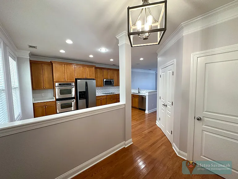 303 Lake View Dr — Photo 2