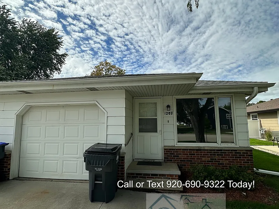 1207 Meadow Ln