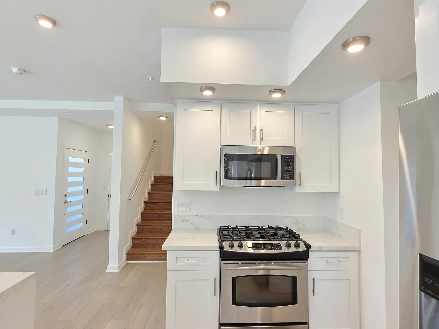 3 bed, 2.5 bath, 1932 sqft, $5,500 — Photo 4