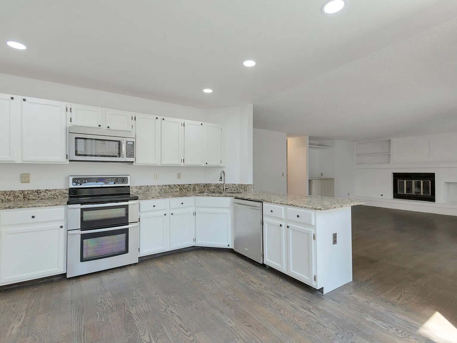 4 bed, 3.5 bath, 3228 sqft, $3,400 — Photo 4