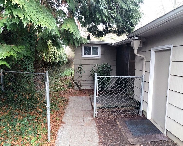 1st image of 2910 SE Oak Grove Blvd #A