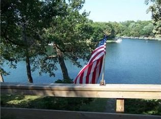 827 NW South Shore Dr, Lake Waukomis, MO 64151